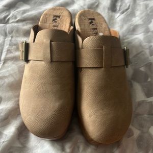 Korks Tan Side Buckle Clog